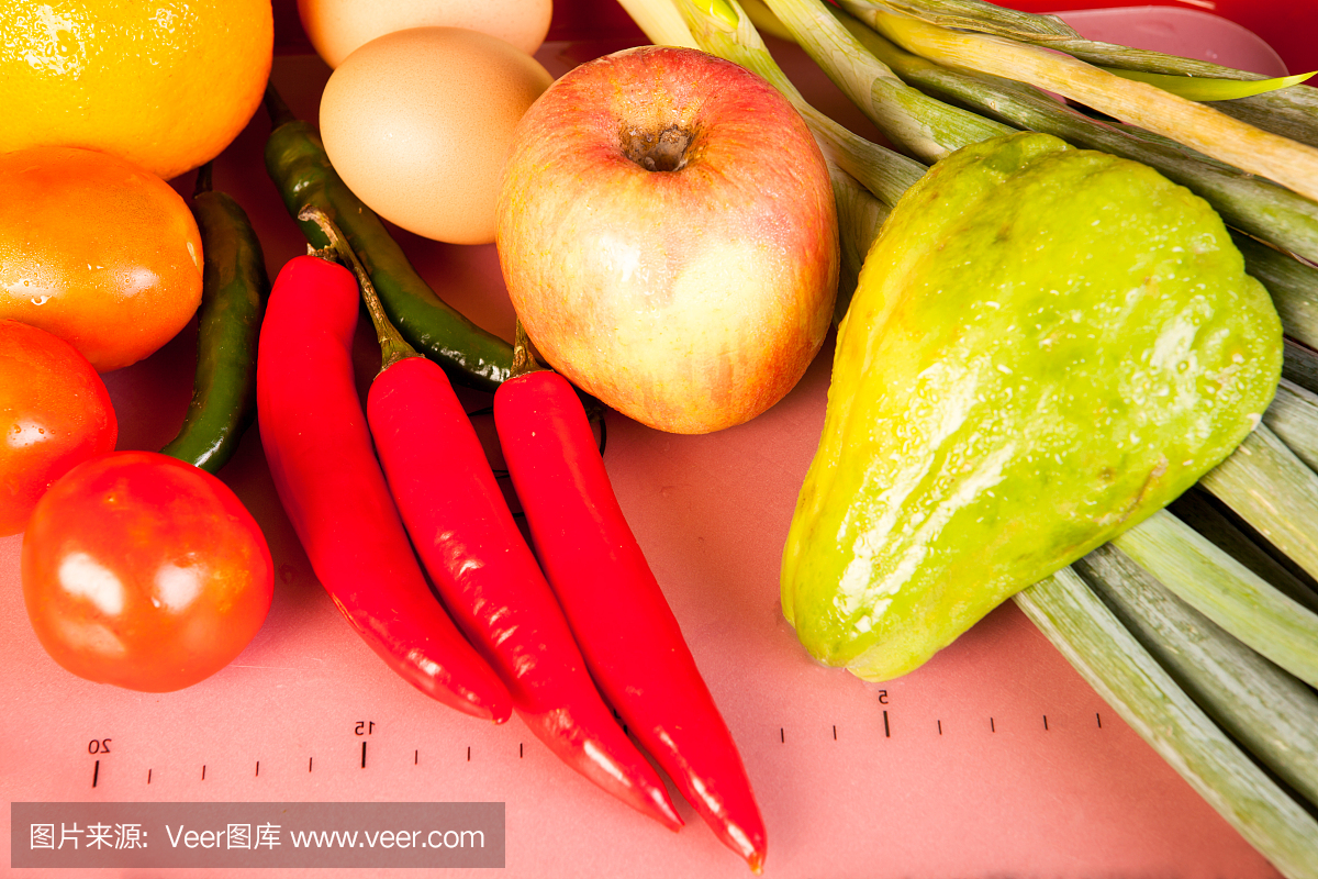 厨房餐桌上五颜六色的蔬菜和水果